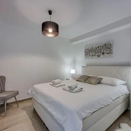 Luana With Private Pool Apartment Porec