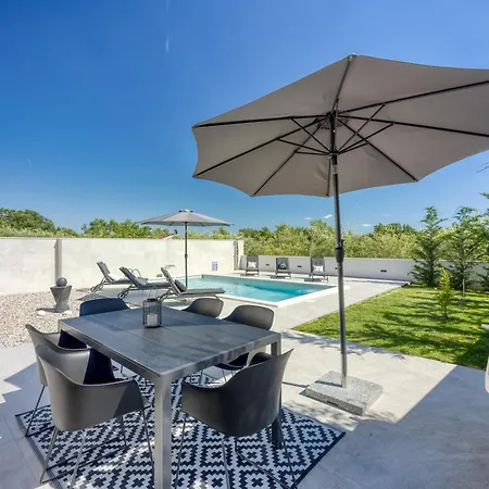Luana With Private Pool Apartment *